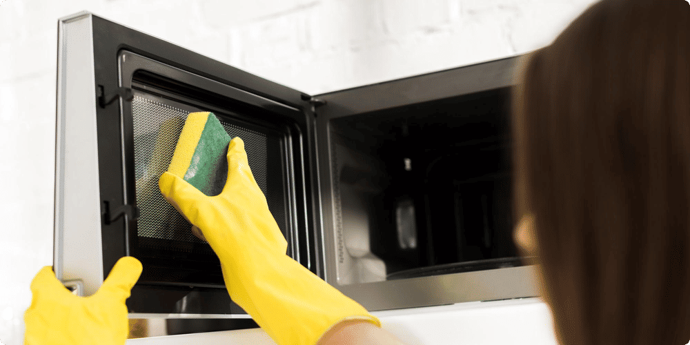Quels sont les produits efficaces pour nettoyer votre micro-ondes ?
